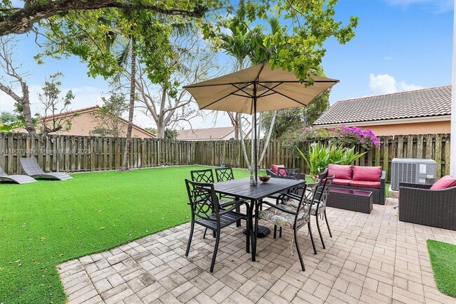 Building Photo - 1431 SE 18th Terrace