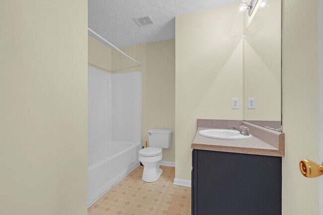 Building Photo - 5475 Hampton Ct