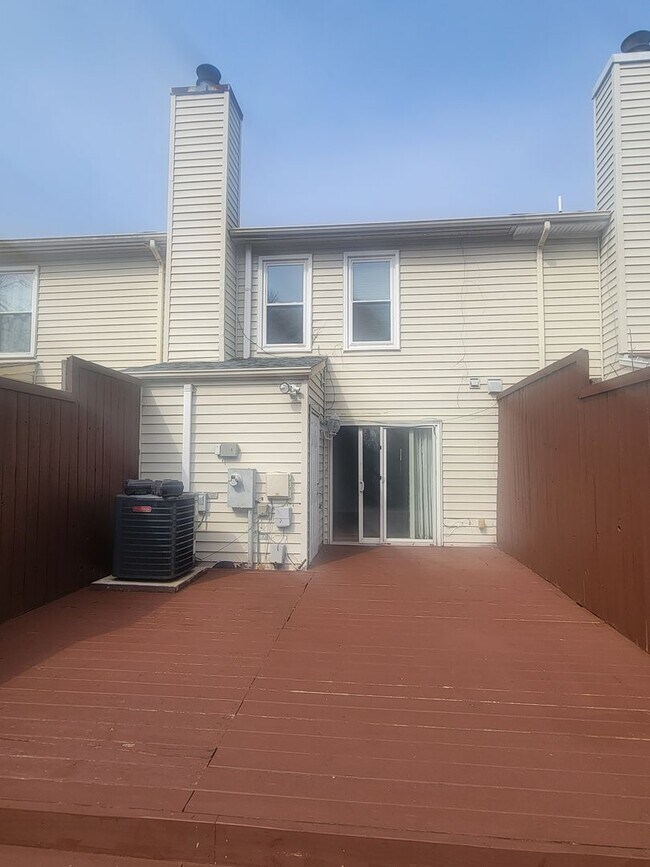 Building Photo - Newly remodelled 3 bedroom 2.5 bath townhouse