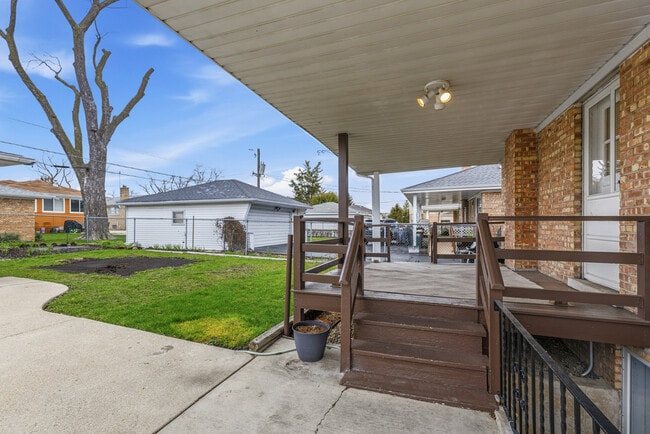 Building Photo - 8736 N Ozark Ave