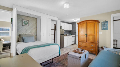Building Photo - 483 E Shore Dr