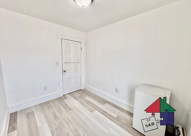 Building Photo - 94 Malletts Bay Ave