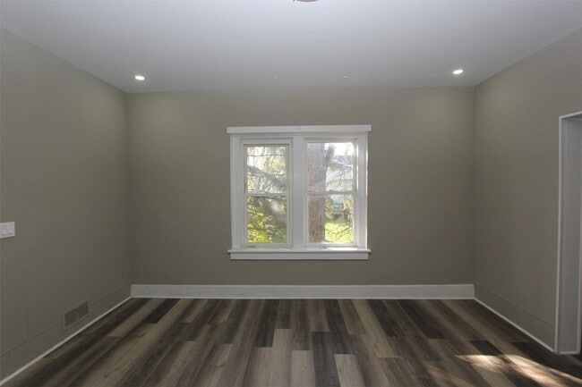 Building Photo - 12 George St