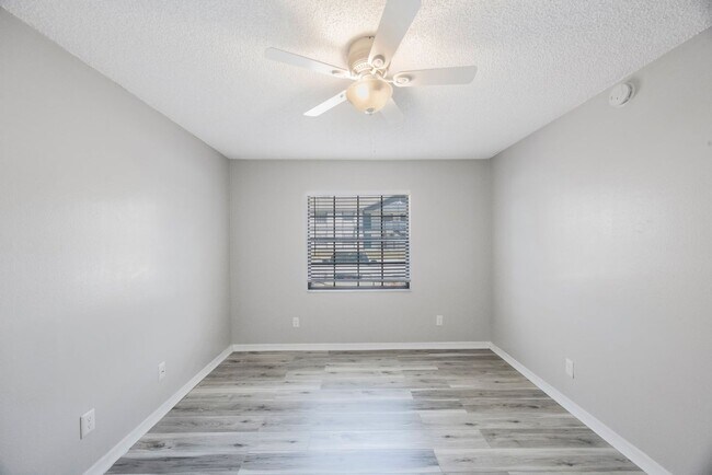 Building Photo - The Oaks at Safety Harbor 3 bedroom 2 bath ** Memorial week Special   Free 65 inch smart TV and 1...
