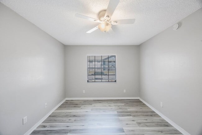Building Photo - The Oaks at Safety Harbor 3 bedroom 2 bath