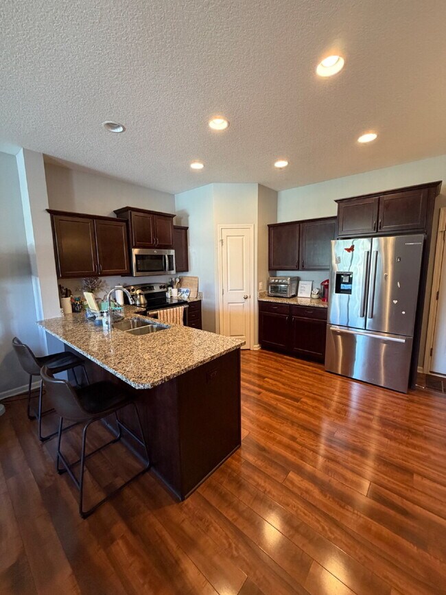 Building Photo - Charming 3-Bed 2.5-Bath Townhouse with Granite Finishes Near Jordan Creek Town Center