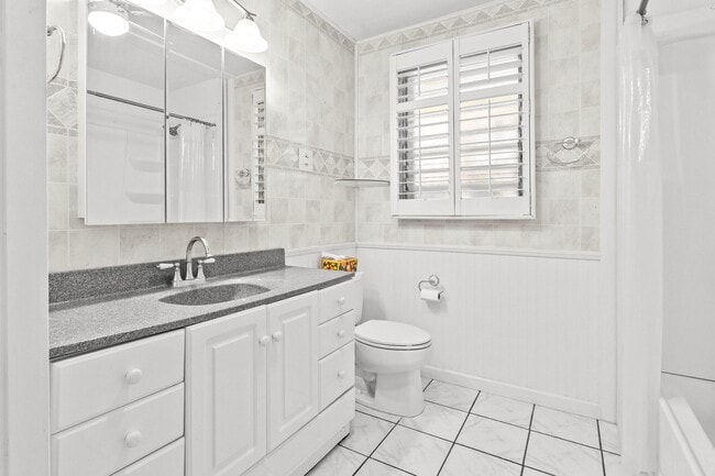 Building Photo - Charming 2BR/1BA Home with Stunning Ocean ...