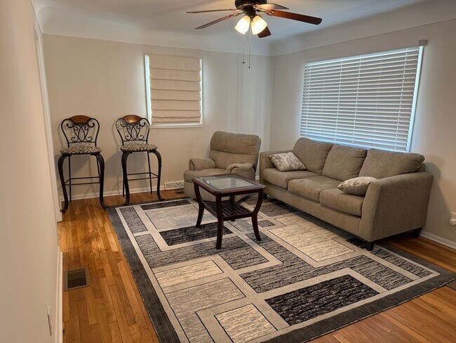 Building Photo - 3 bedroom 1 bath ranch style home, hardwood floors. 1 car garage.