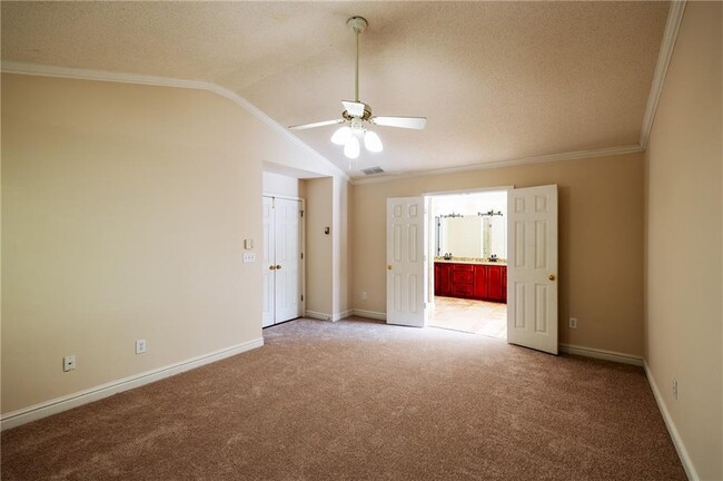 Building Photo - 1060 Lyndhurst Way