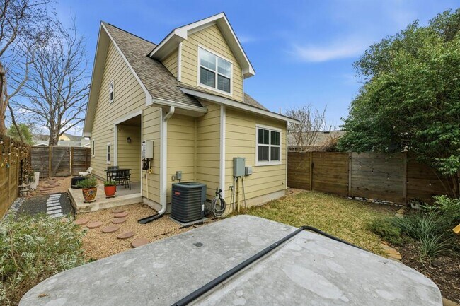 Building Photo - 1801 Pequeno St