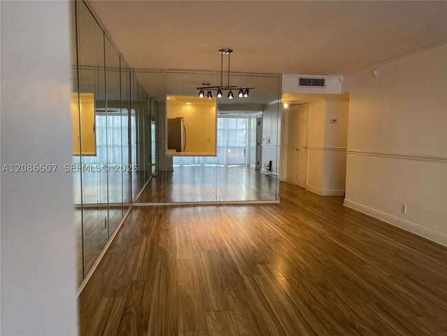 Building Photo - 800 Parkview Dr
