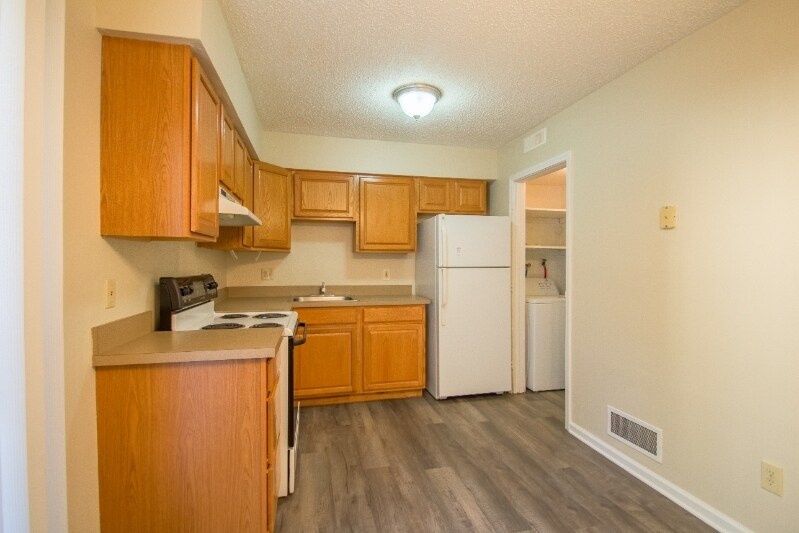 Building Photo - 221 Peppertree Ln