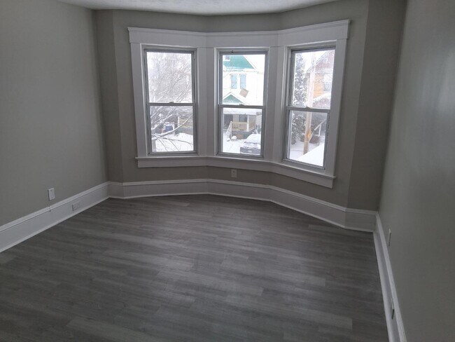 Building Photo - 1337 E 84th St