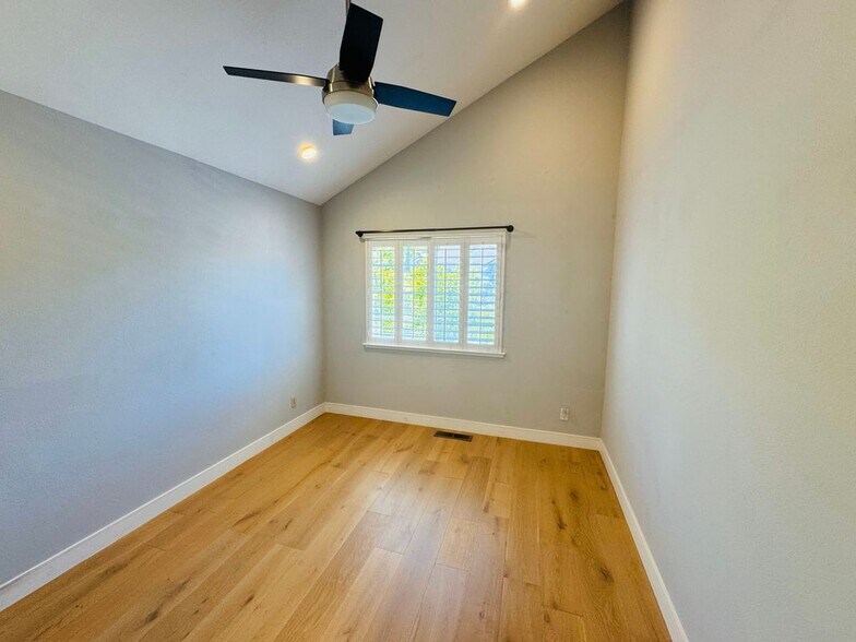 Building Photo - 122 Lynx Ct