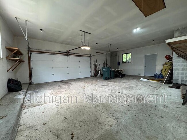 Building Photo - 40250 Pinetree Dr