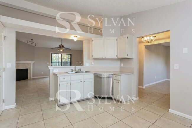 Building Photo - Feel welcome and comfortable in this charm...