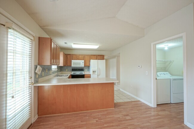 Building Photo - 14931 Silver Thorne Way