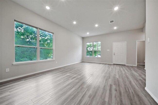 Building Photo - 507 Navajo Dr