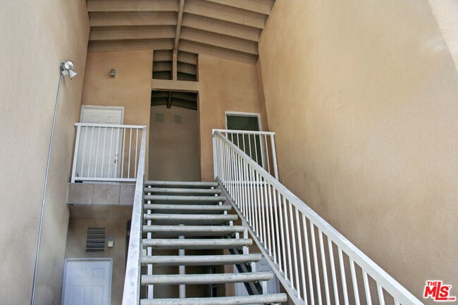 Building Photo - 6071 1/2 Pickford St