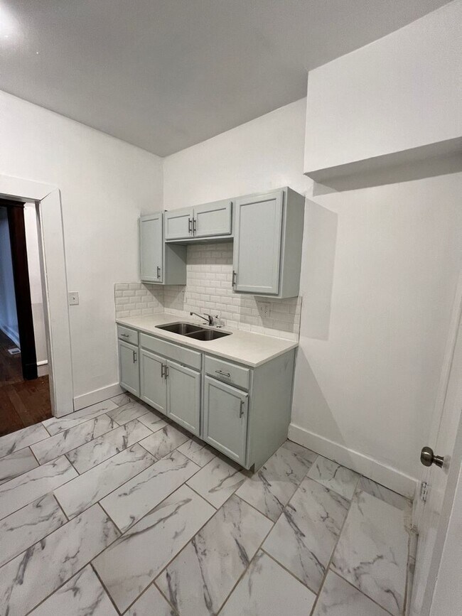 Building Photo - Stylish 2-Bedroom Unit Featuring Decorative Fireplace