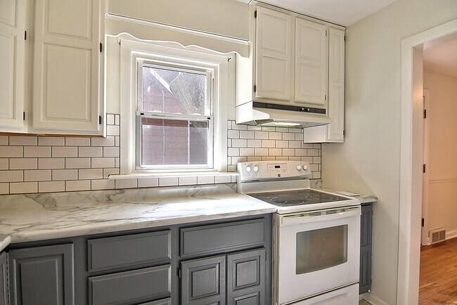 Building Photo - 2911 Shroyer Rd