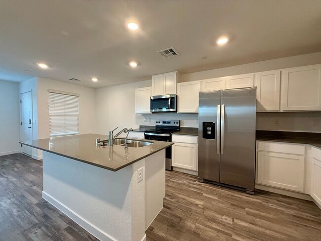 Building Photo - BRAND NEW 3 BED 2.5 BATH 2 CAR GARAGE TOWNHOUSE W/ LOFT IN CADENCE COMMUNITY