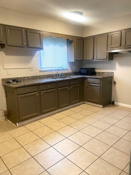 Building Photo - 921 Garywood Pl