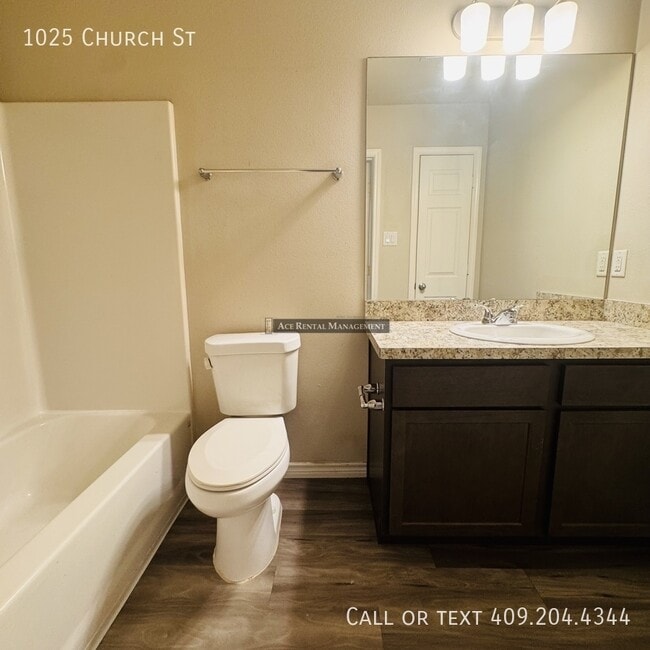 Building Photo - 1025 Church St