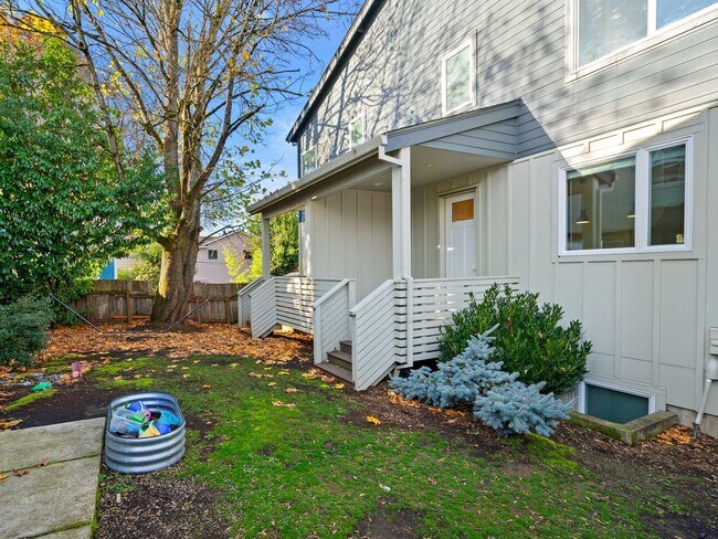 Building Photo - 4 bed/3.5 Bath Townhouse in Richmond Neighborhood, SE Portland