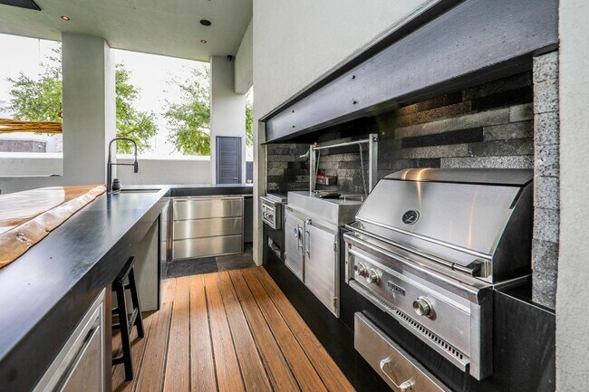 Building Photo - 3013 George Martin Dr