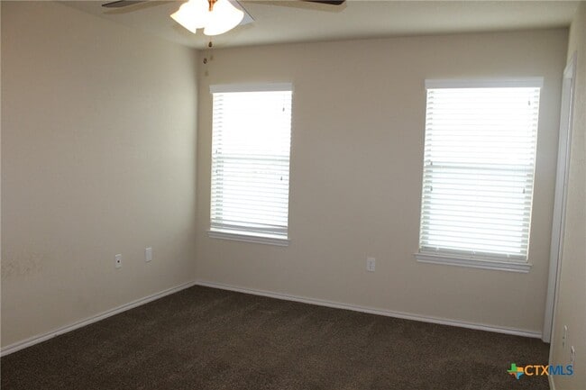 Building Photo - 665 Creekside Cir