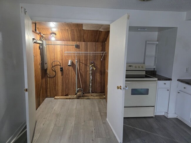 Building Photo - 2 bed, 1 bath Home in Elkhart IN   ACCEPTING SECTION 8