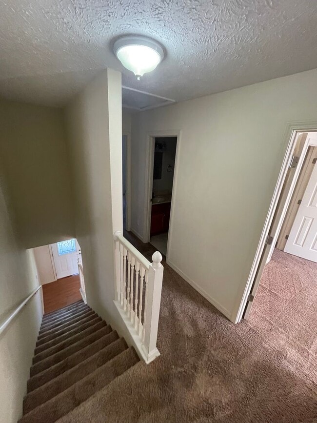 Building Photo - Spacious 3 bedroom, 2.5 bathroom Duplex