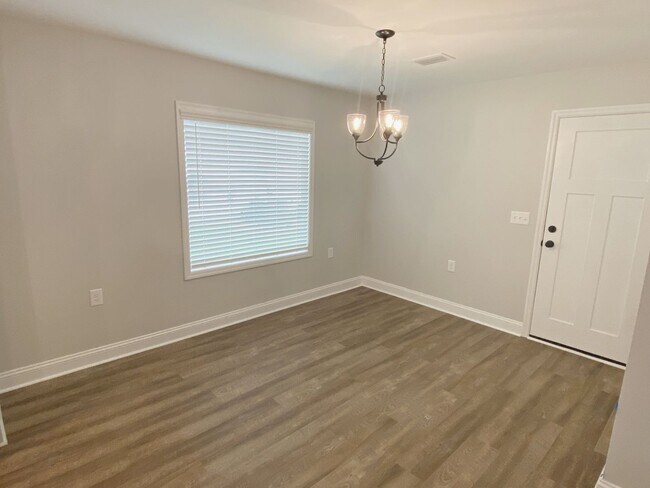 Building Photo - 3 bedrooms, 2 baths in Hahira/North Lownde...