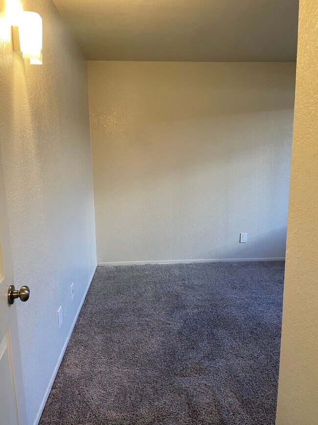 Building Photo - **$500 Off on Move In** Charming 2-Bedroom Duplex!