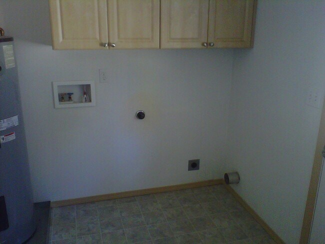 Building Photo - Rare 4 Bed 2 Bath with Attached Garage