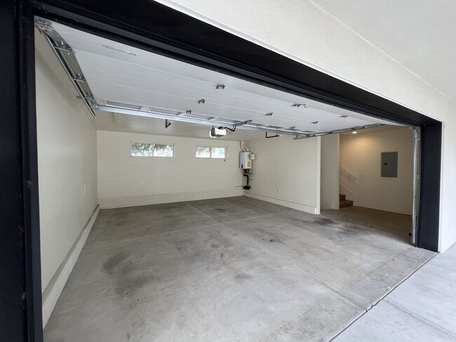 Building Photo - Modern 3BD/2.5BA in La Jolla! Private Doub...