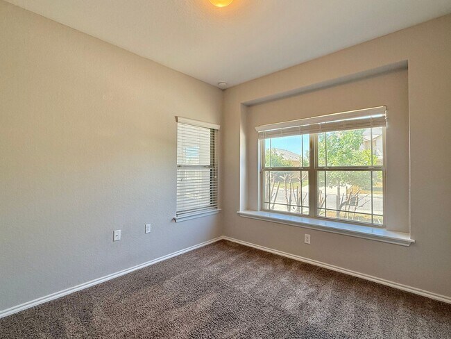 Building Photo - Northeast Crossing Neighborhood. Close to ...