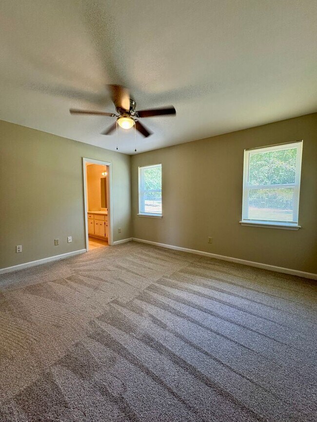 Building Photo - Charming 3 Bedroom, 2 Bath Home Available Now!