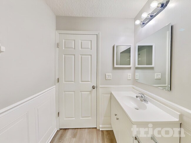 Building Photo - 2450 Creekfront Dr