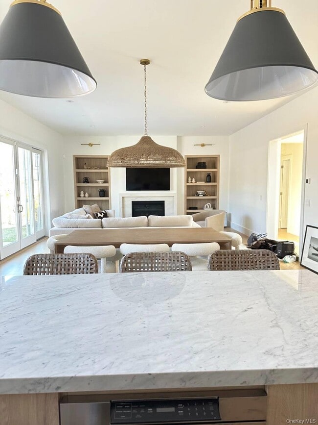 Building Photo - 14 Happy Ln