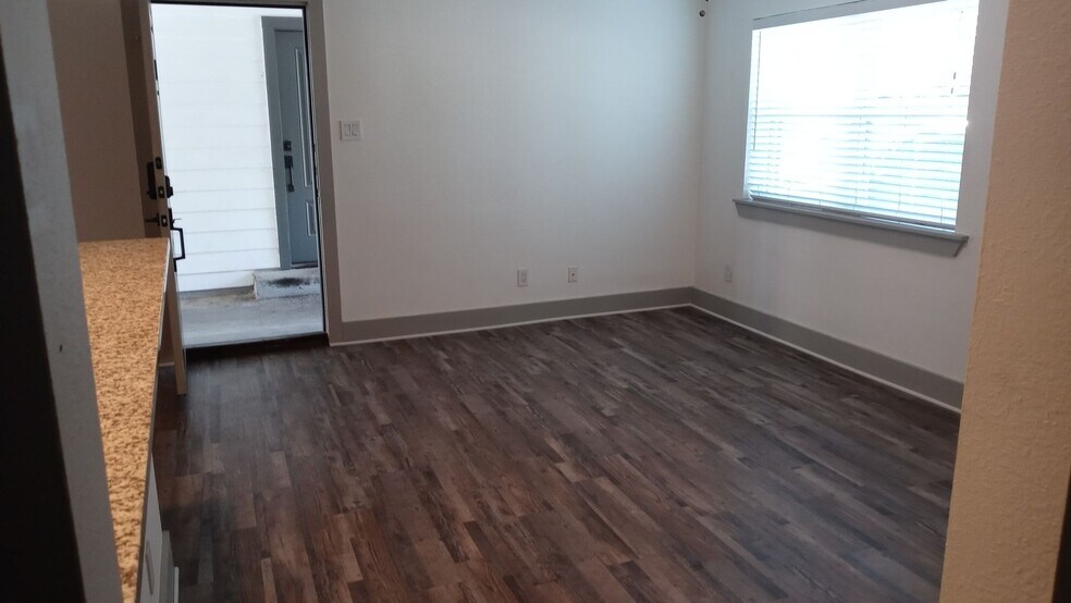 Building Photo - 4633 Fairmount St