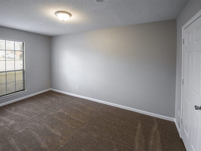 Building Photo - Charming 6 bed, 3 bath home on corner lot between S. Germantown and Hacks Cross.