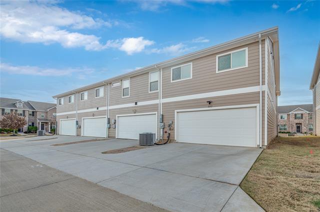 Building Photo - 2212 Davenport Dr