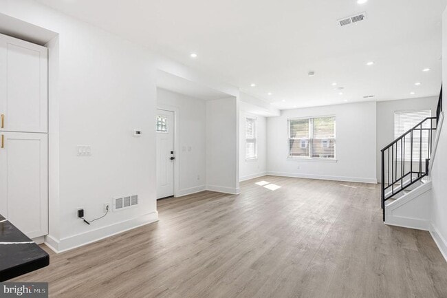 Building Photo - 2370 Randolph St