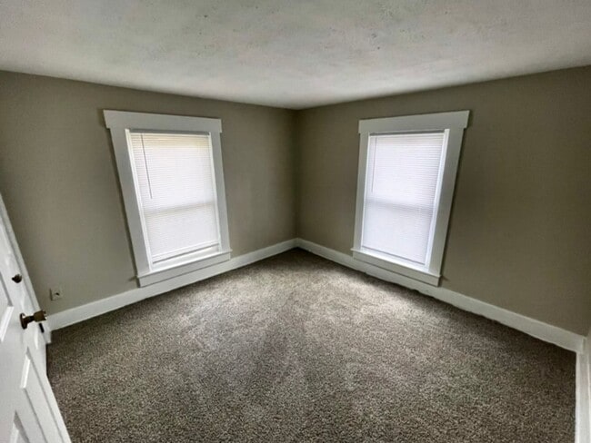 Building Photo - Spacious 3Bd; 1Ba Single Family Home