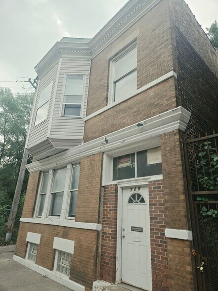 Building Photo - 725 W 69th St