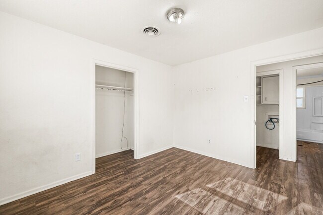 Building Photo - *FIRST MONTH'S RENT FREE* Three Bedroom Home in Quiet Neighborhood