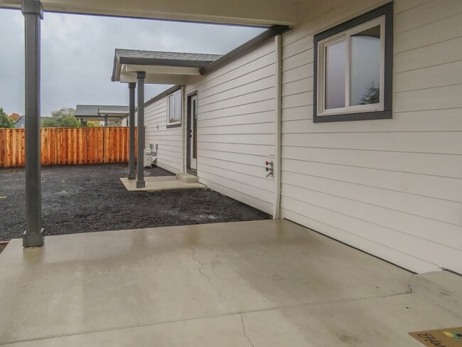 Building Photo - Newberg- 3 bedroom Duplex Available Soon - Schedule tour now !