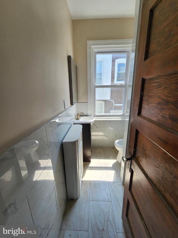 Building Photo - 419 W Grange Ave